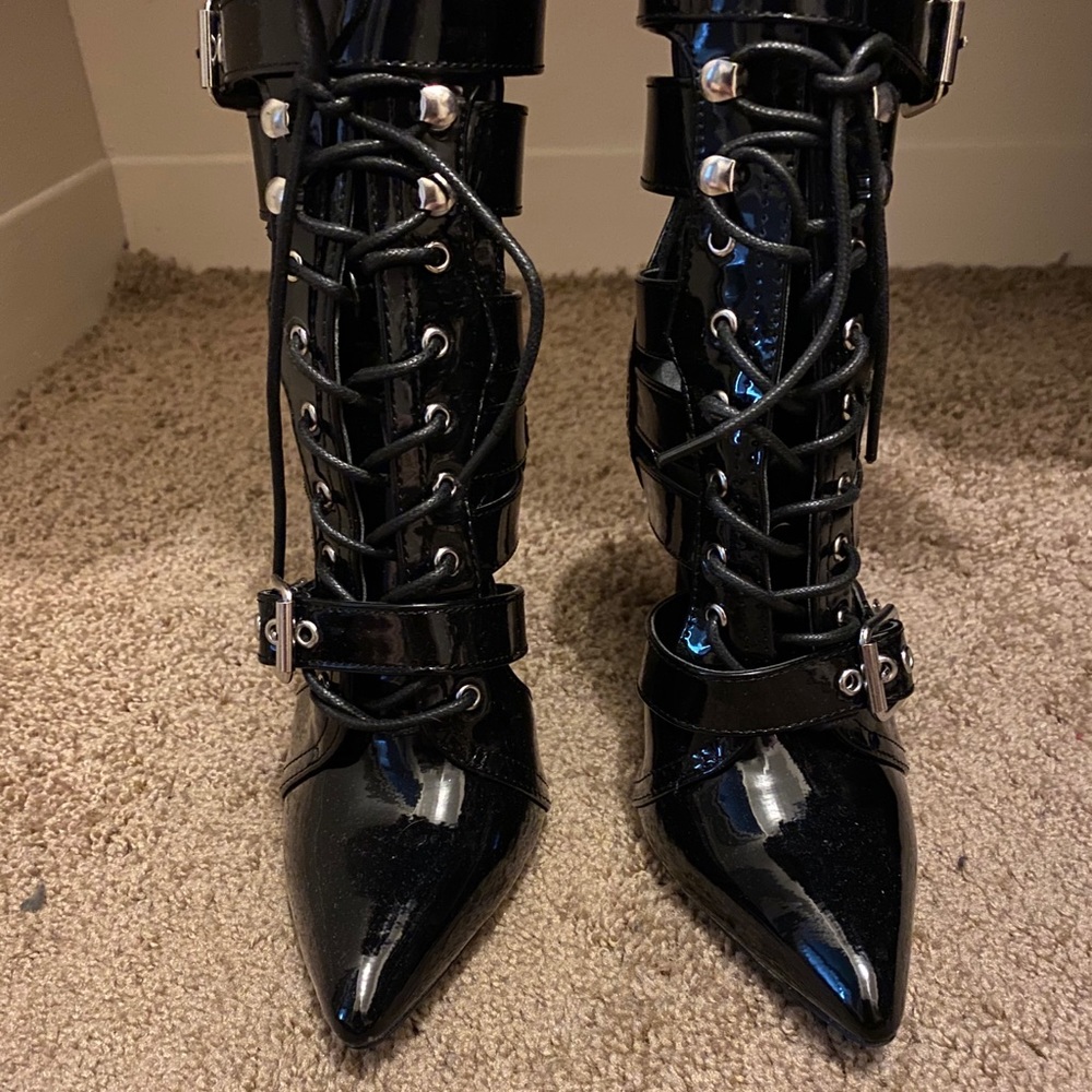 Cute black heels!
